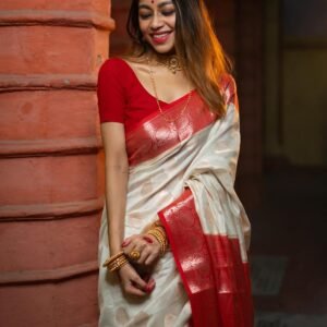 KIVERA Banarasi Silk Blend Saree for Women White & Red | Zari Woven Traditional Saree with Rich Pallu | Designer Saree with Red Unstiched Blouse Piece